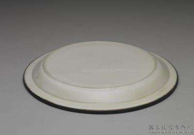 图片[2]-Dish with incised chi dragon design in white glaze, Ding ware, Northern Song dynasty (960-1127)-China Archive